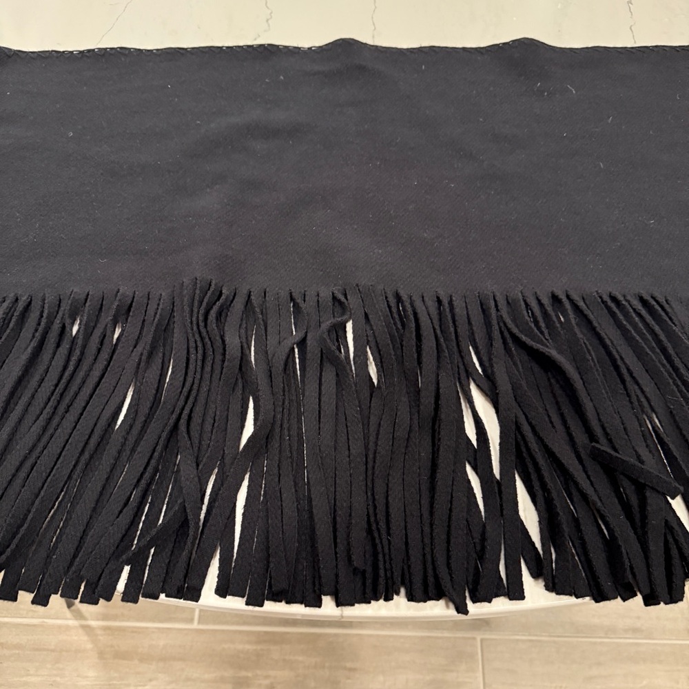 Burberry Black Wool Shawl with Fringe - Picture 8 of 10